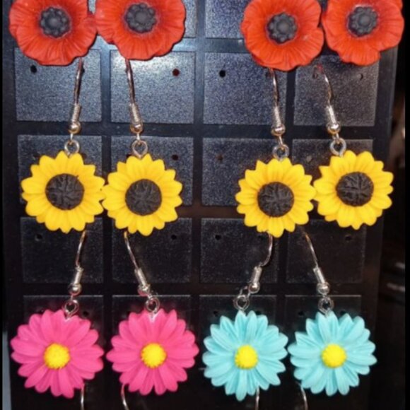 🌸✨ Fun & Floral Earrings – $20/4 pairs ✨🐱🌼 - Picture 3 of 5